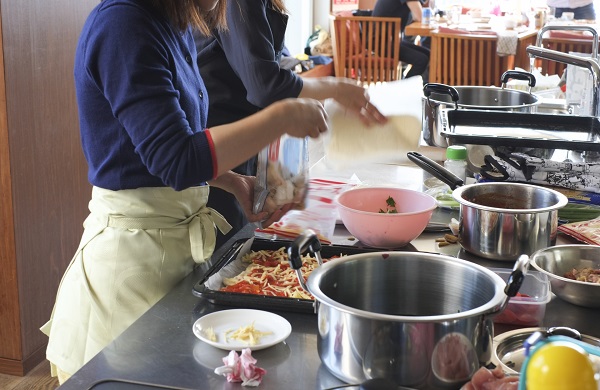 料理教室での何気ない会話から娘の就職が決まった…（イメージ）