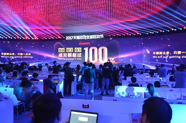 昨年、上海で開かれたアリババ「独身の日」のセールスイベントの様子（写真：時事通信フォト）