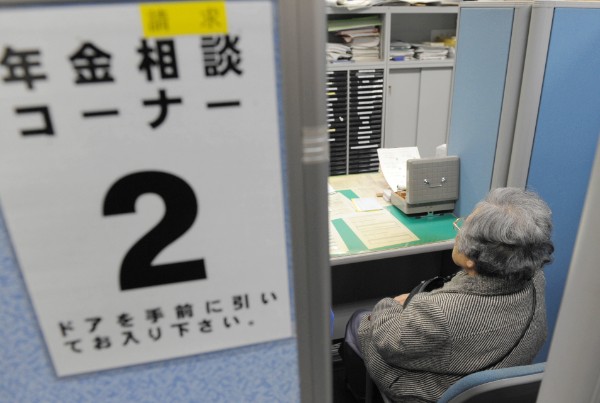 受給開始年齢引き上げが実現すると「損益分岐点」はどう変わるのか（写真：時事通信フォト）