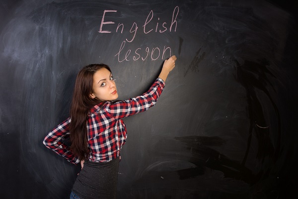 50代から英会話教室に通い始めるモチベーションは？（写真：アフロ）