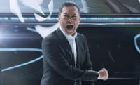 渡辺謙が怒りをぶつけるハズキルーペのCM。渡辺の提案をもとに、CMでの台詞はすべて松村会長が考案したという