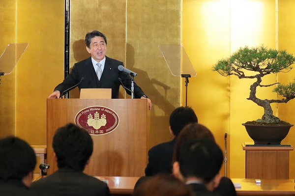 安倍首相は年頭の会見で新元号は4月1日に公表すると発表（写真：時事通信フォト）