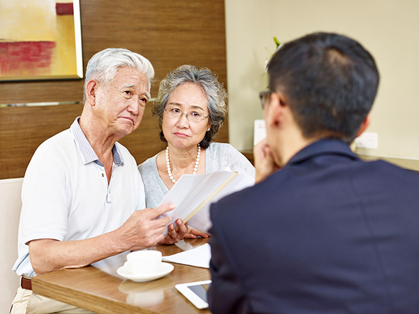 営業マンはあの手この手で契約を狙っている（イメージ）