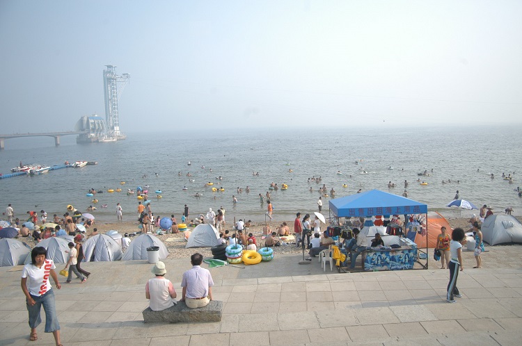 2005年当時の中国・大連のビーチ。まだフェイスマスクをしている人は見かけなかった