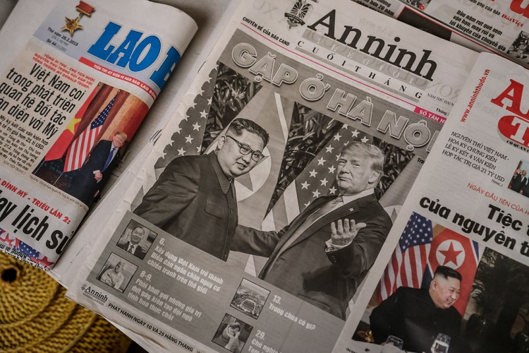2月の米朝首脳会談の様子を報じたベトナムの新聞（Getty Images）
