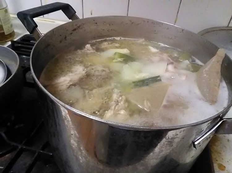 5リットル入る鍋で2時間。自作のラーメンスープの出来上がり