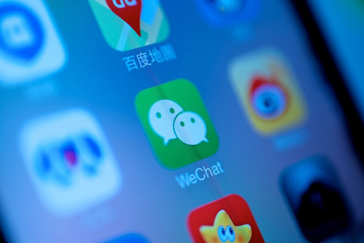 SNS（WeChat）上で褒めてもらうサービスのニーズは？（写真：アフロ）