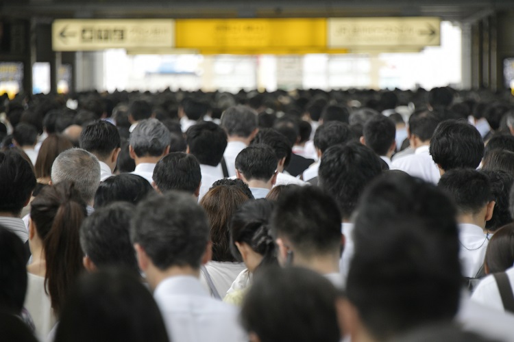 通勤ラッシュ時にトラブルが起こるとどうする？（写真：時事通信フォト）