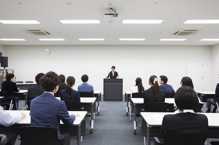 今では考えられない新卒研修が行われる時代もあった（イメージ）