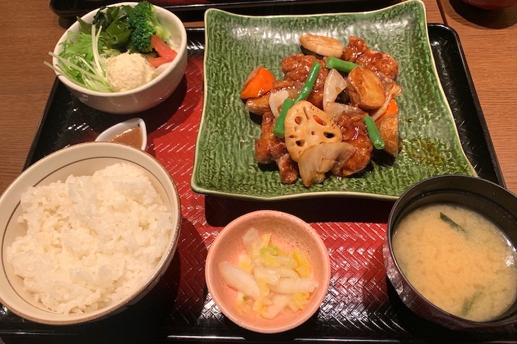 大戸屋の『鶏と野菜の黒酢あん定食』