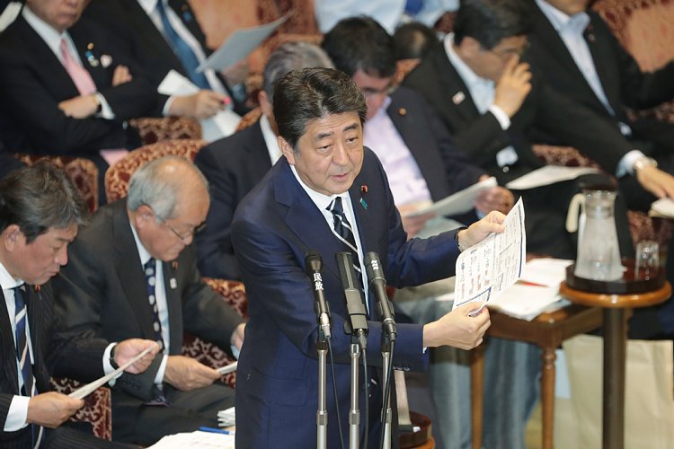 「年金100年安心」の本当の意味とは（安倍晋三首相。写真：時事通信フォト）