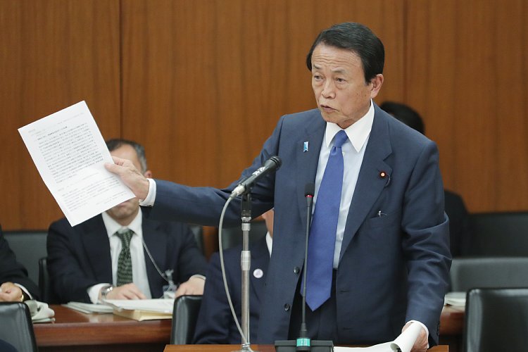 今も問題はくすぶり続けている（当時の麻生太郎氏の国会答弁。時事通信フォト）