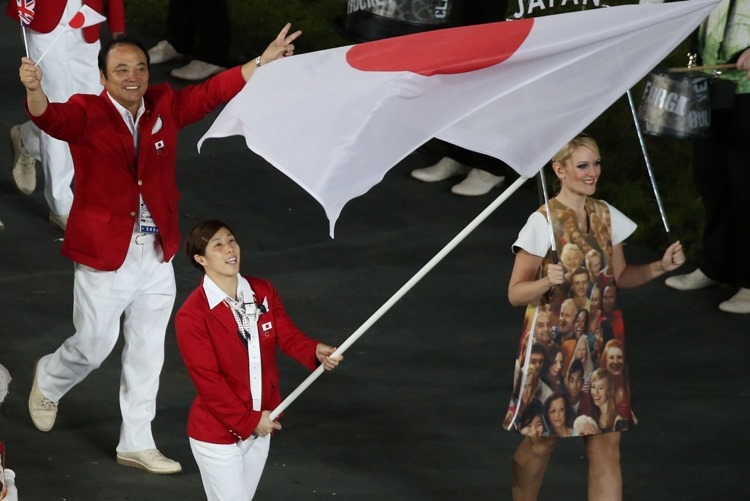 入場する日本選手団旗手の吉田沙保里（手前左）＝２７日、イギリス・ロンドン