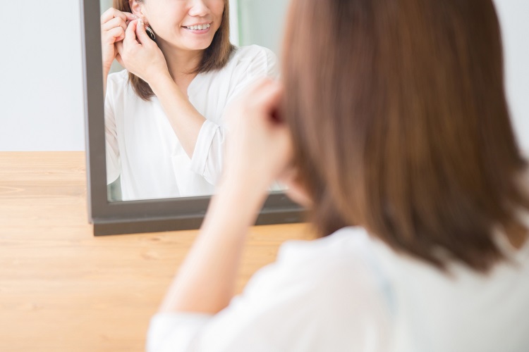 ピアスの穴を開けない若者も増えている（イメージ）