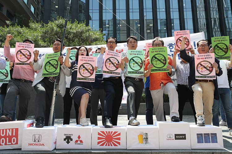 韓国経済はさらなる窮地に陥るか（日本の輸出規制に抗議して日本製品の不買運動を訴える韓国の人々。EPA＝時事）