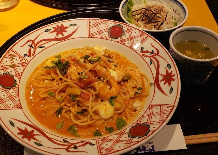 洋麺屋五右衛門の『たっぷり海老とモッツアレラチーズのトマトクリーム』