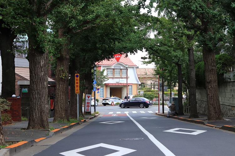 並木通りから見る田園調布の復元駅舎