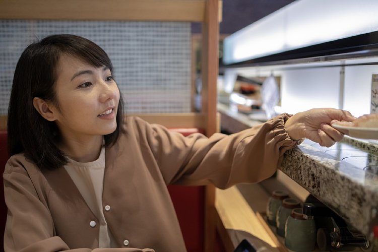 回転寿司店はどうやって儲けを出しているのか（イメージ。Getty Images）