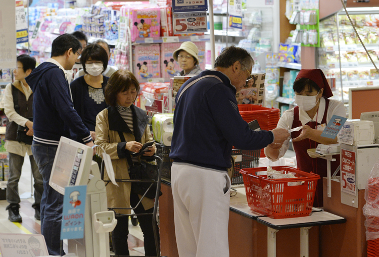 消費増税を前にいつ買い物をするべきか（写真：時事通信フォト）