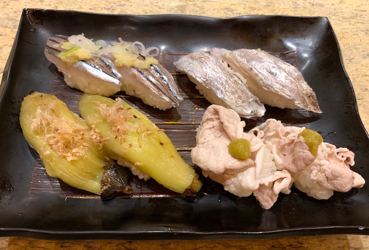 廻転寿司CHOJIROの「きびなごにぎり」（180円）、「太刀魚にぎり」（360円）、「黒豚しゃぶ柚子胡椒」（260円）、「焼きなすにぎり」（180円）