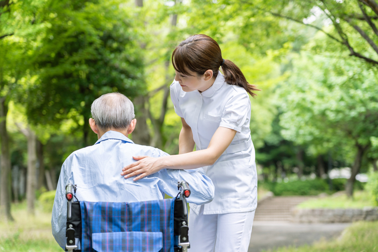 最晩年の介護は「在宅」か「施設」か　それぞれの長所と短所