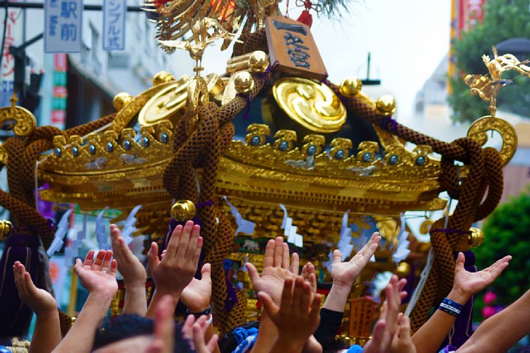 祭りの中止で意気消沈する人たちは少なくない（イメージ）