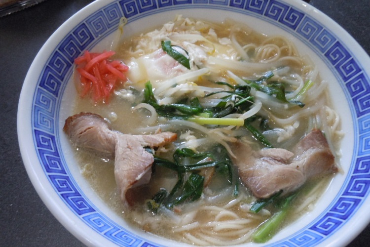 モヤシをふんだんに使った長浜ラーメン（中川淳一郎氏作）