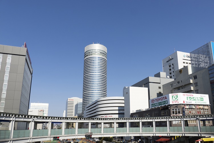 新横浜の駅前の目立つ円筒形のビルは新横浜プリンスホテル