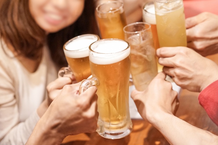 飲み会の支払いに、男女で傾斜をつけるのは当たり前？（イメージ）