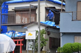 千葉県では台風後も悪天候が続き、屋根のブルーシートを住民自ら修復（写真：時事通信フォト）