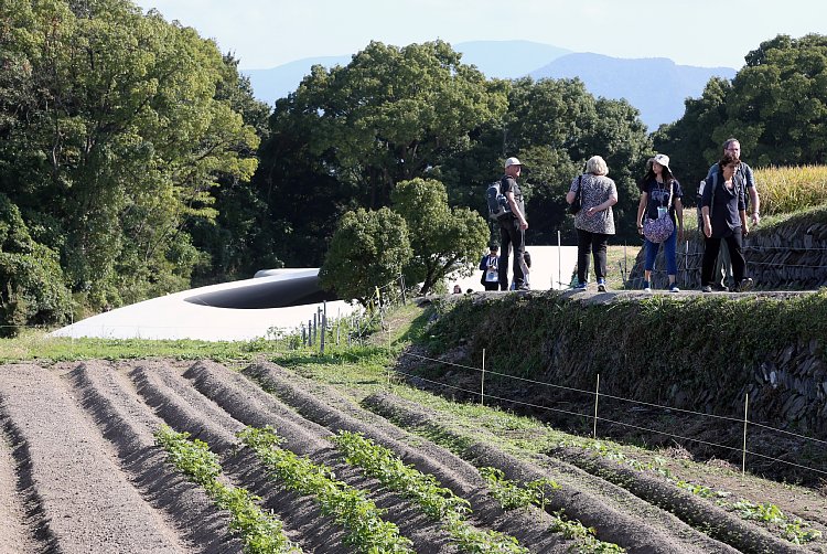 瀬戸内国際芸術祭では農村地帯に外国人観光客も多数訪れる（香川県。写真：時事通信フォト）