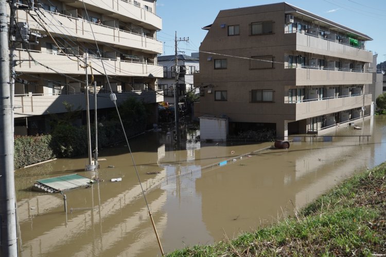 台風19号の影響で浸水した住宅街（川崎市。写真：時事通信フォト）