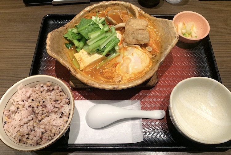 大戸屋の『すけそう鱈とあさりのコク辛チゲ鍋定食』