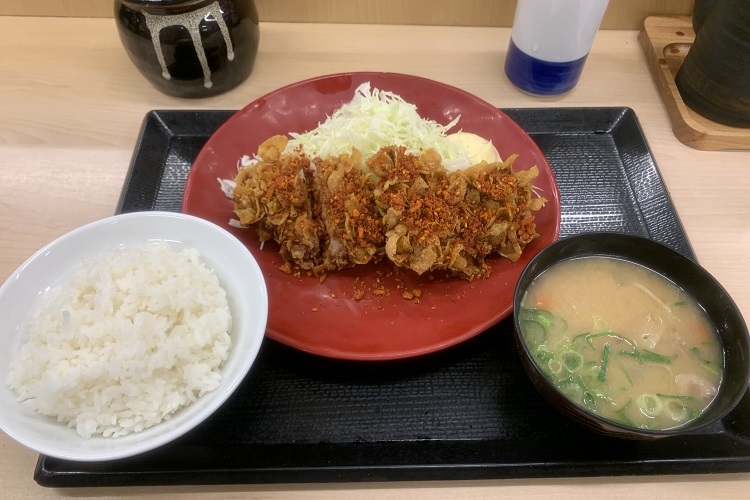 かつやの『スパイスチキンのコーンフレークカツ定食』	