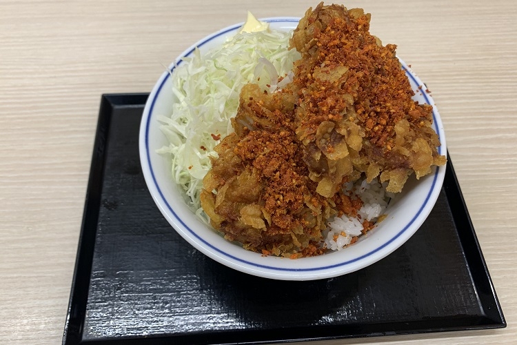 かつやの『スパイスチキンのコーンフレークカツ丼』かつやの『スパイスチキンのコーンフレークカツ丼』