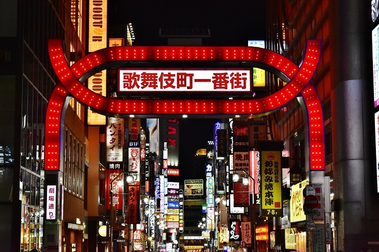 歌舞伎町では悪質な「客引き行為」への注意を促すアナウンスが流れている