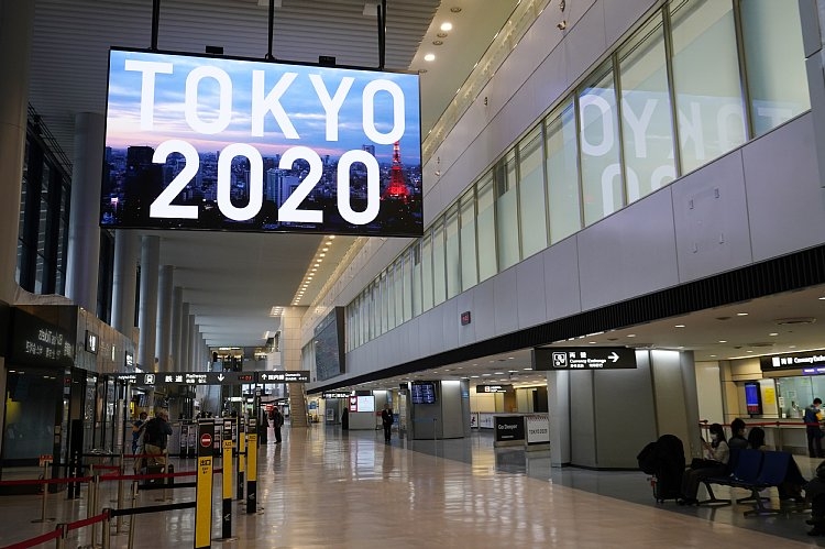 インバウンド需要も大きく落ち込んでいる（閑散とする成田空港。写真：時事通信フォト）