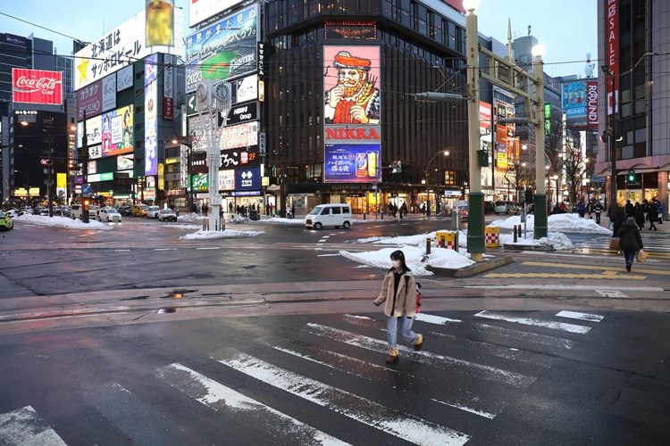 感染者の多い北海道では繁華街も閑散としている（札幌・ススキノ。写真：時事通信フォト）