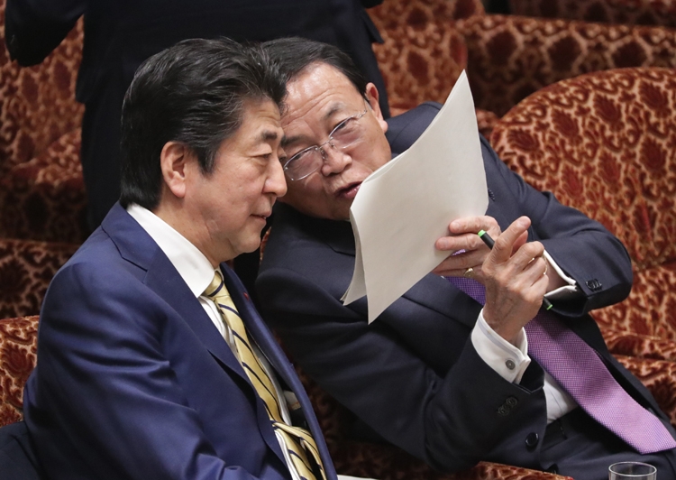 安倍首相と麻生財務相は日本経済をどう舵取りするのか（写真：時事通信フォト）