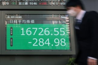 コロナ・ショックで日経平均株価も大幅下落（写真：時事通信フォト）