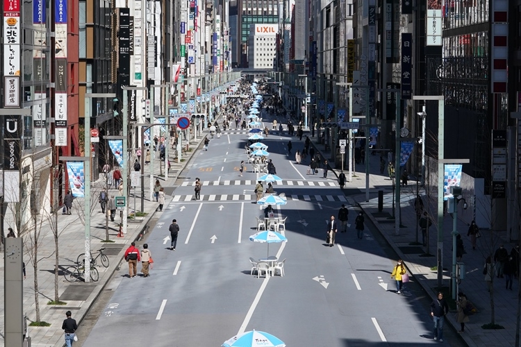 コロナ蔓延後の社会をどう生きるか（閑散とする銀座の歩行者用道路。写真：時事通信フォト）