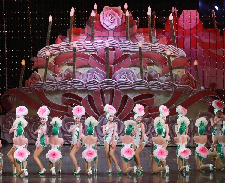 兵庫の宝塚大劇場での華やかな女性たちのショー（写真：時事通信フォト）