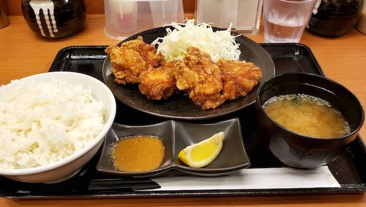 から好しの『からあげ定食』（590円）は、もものから揚げが4つ盛られている