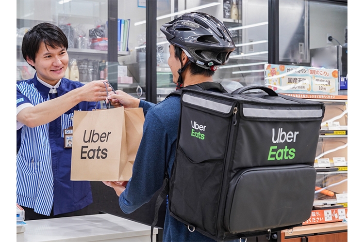 巣ごもり消費が増える中で「Uber Eats」の需要も高まっている（写真：時事通信フォト、ローソン提供）