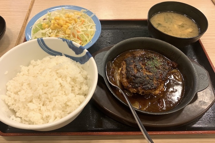 松屋の『“超粗挽き”ビーフハンバーグステーキ定食』、ライスは大盛り