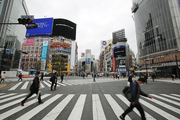 「不要不急の外出は控えて」という都知事からの要請後、週末の都内は閑散（3月28日、渋谷駅前。時事通信フォト） 