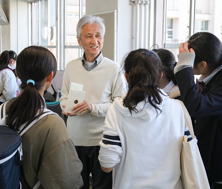 終業日、退職する西郷さんに、手紙や花、プレゼントを贈る生徒が本当に多かった