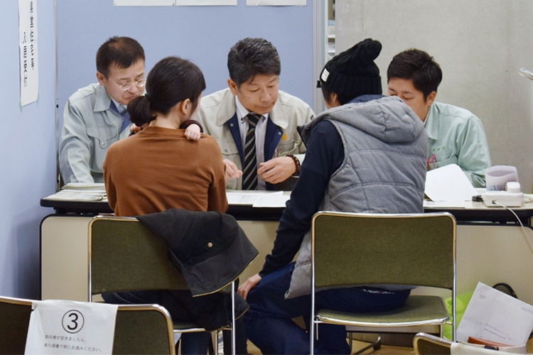 地方自治体も様々な政策で住民を支援（写真：時事通信フォト）