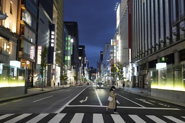 消費の落ち込みは街を見れば一目瞭然（写真は4月17日の銀座。時事通信フォト）