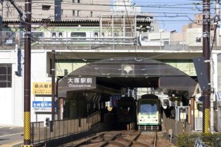 大塚駅ではJR山手線と都電が交差